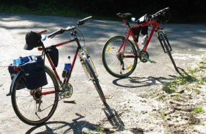 dwa rowery na poboczu