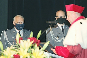 Wręczenie certyfikatu, Uczelnia Promująca Bezpieczeństwo. mł. insp. Adam Bukański, dr hab. inż. Marusz Cygnar oraz podinsp. Wojciech Chechelski