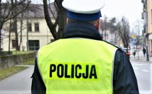 policjant ruchu drogowego w żółtej kamizelce z napisem POLICJA