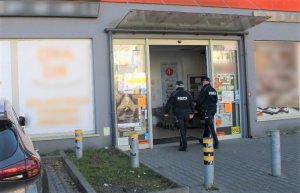 umundurowani policjanci wchodzą do supermarketu