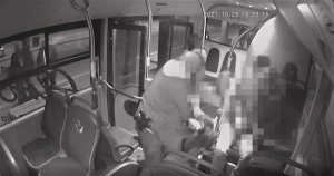wnętrze autobusu, nieumundurowani policjanci zatrzymują sprawcę rozboju