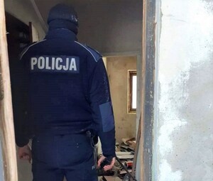 policjant sprawdza pustostan