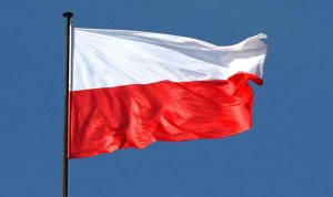 flaga polski powiewająca na wietrze