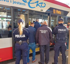 policjanci i kontroler ruchu MPK przy miejskim autobusie.jpg
