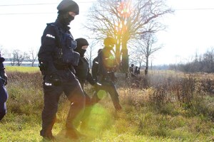 13. Umundurowani policjanci w trakcie poszukiwań