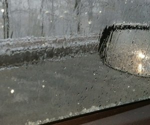opady śniegu z deszczem, widok z wnętrza samochodu