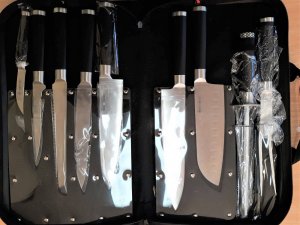 odzyskany przez policjantów zestaw noży kuchennych