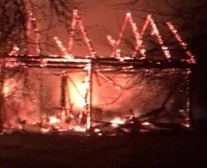 palący się budynek gospodarczy