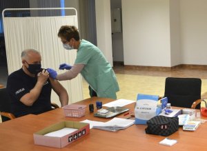 Komendant Bukański przyjmuje dawkę szczepionki