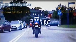 motocyklista jadący ulicą Łukasińskiego  - kadr z nagrania wideorejestratorem