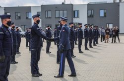 Komendant Wojewódzki gratuluje przyszłym policjantom na placu OPP