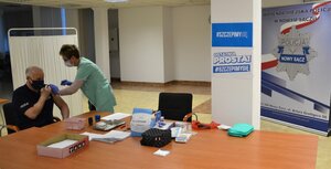 Komendant podczas szczepienia