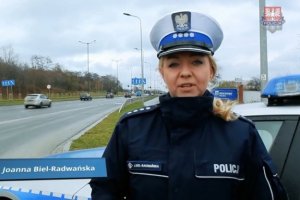 policjantka ruchu drogowego, za nią jadące samochody - fragment spotu
