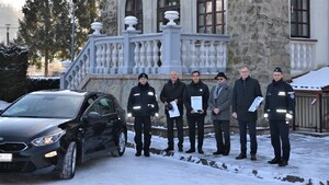 wspólne zdjęcie przy nowym radiowozie