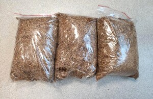 trzy worki strunowe z krajanką tytoniu