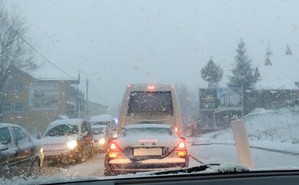 zima na drogach widoczna z samochodu