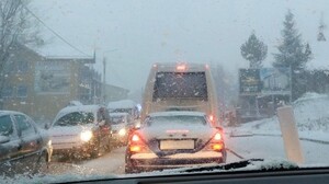 zima na drogach widoczna z samochodu