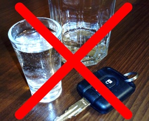 kluczyk do samochodu i napełnione kieliszki wraz z przekreśleniem.