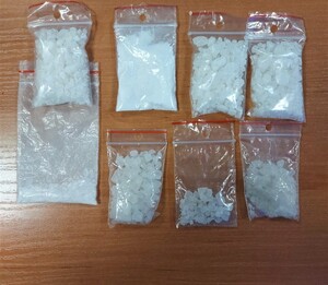 kilka woreczków strunowych z zawartością kryształków i białego proszku