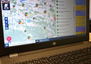 laptop, na ekranie srtona KMZB