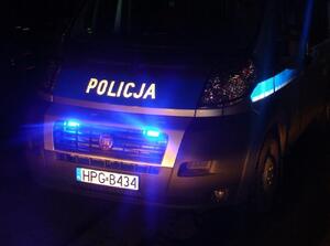 radiowóz z włączonymi światłami