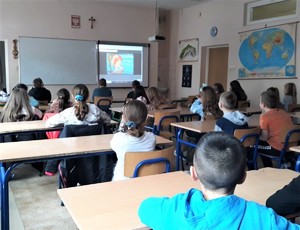 uczniowie oglądają film edukacyjny