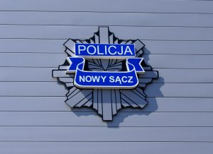 logo sądeckiej Policji na budynku komendy