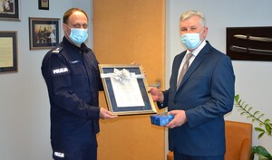 Komendant Miejski Policji w Nowym Sączu wręcza emerytowi  okolicznościowy list