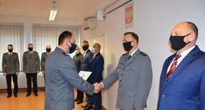 4. Komendant Dymura gratuluje A. Krokowi awansu