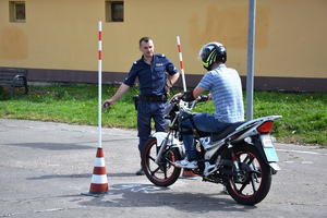 uczestnik turnieju, obok policjant - zdjęcie archiwalne