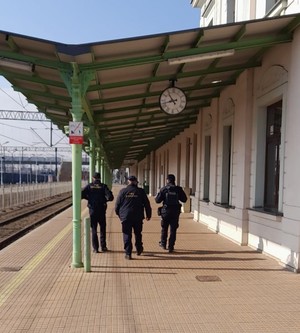 dworzec kolejowy w Nowym Saczu - policjant i sokiści podczas współnego patrolu