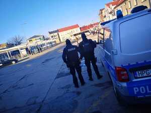 Policjanci patrolują dworzec autobusowy