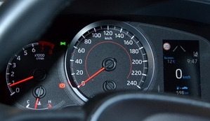 liczniki i zegary na desce rozdzielczej samochodu