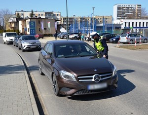 policjant wręcza ulotkę kierującej