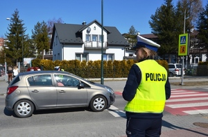 policjantka drogówki w pobliżu przejścia dla pieszych