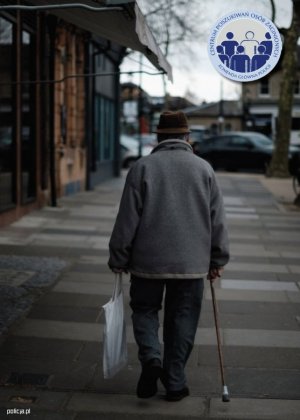 starszy mężczyzna w kapeluszu idący ulicą