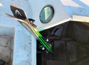 skradzione narty ukryte w kokpicie starej łodzi