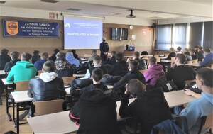 podkom. B. Leśniak podczas prelekcji z młodzieżą - fot. ZS Samochodowych w N. Sączu