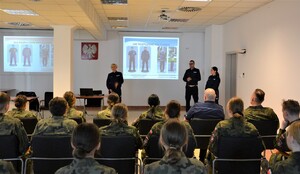 policjantki prewencji i policjant WRD podczas prelekcji z uczniami