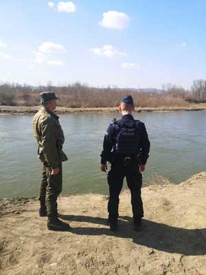 brzeg rzeki, wspólny patrol Policji i Straży Rybackiej