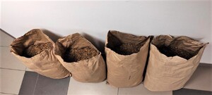 papierowe worki z nielegalną krajanką, widok od góry