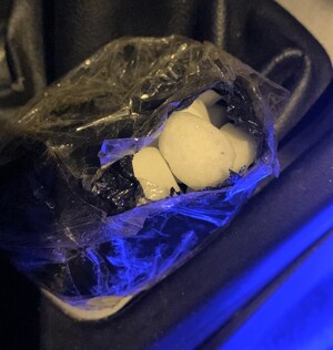 kryształowe grudki w worku foliowym zabezpieczone przez policjantów