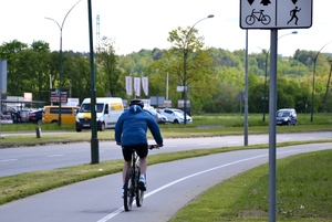 rowerzysta poruszający się ścieżką rowerową
