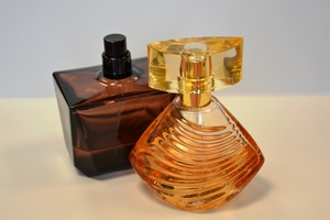 flakoniki z perfumami - zdjęcie ilustracyjne