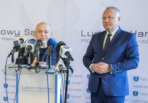 2. przemawia zastępca komendanta wojewódzkiego inspektor Rafał Leśniak