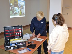 policjantka ujawnia na kartce odcisk dłoni dziewczynki