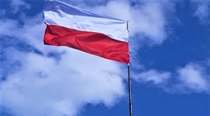 powiewająca na tle chmur flaga Polski