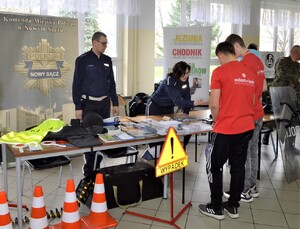 policjanci podczas dni otwartych, obok młodzież i policyjny sprzęt