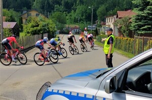 policjant drogówki kieruje ruchem podczas Karpackiego Wyścigu Kurierów (fot. archiwalna KMP w Nowym Sączu)