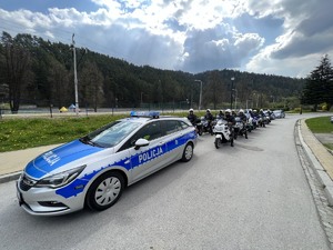Kolumna składająca się z dwóch radiowozów i motocyklistów czeka na wyjazd na trasę rajdu